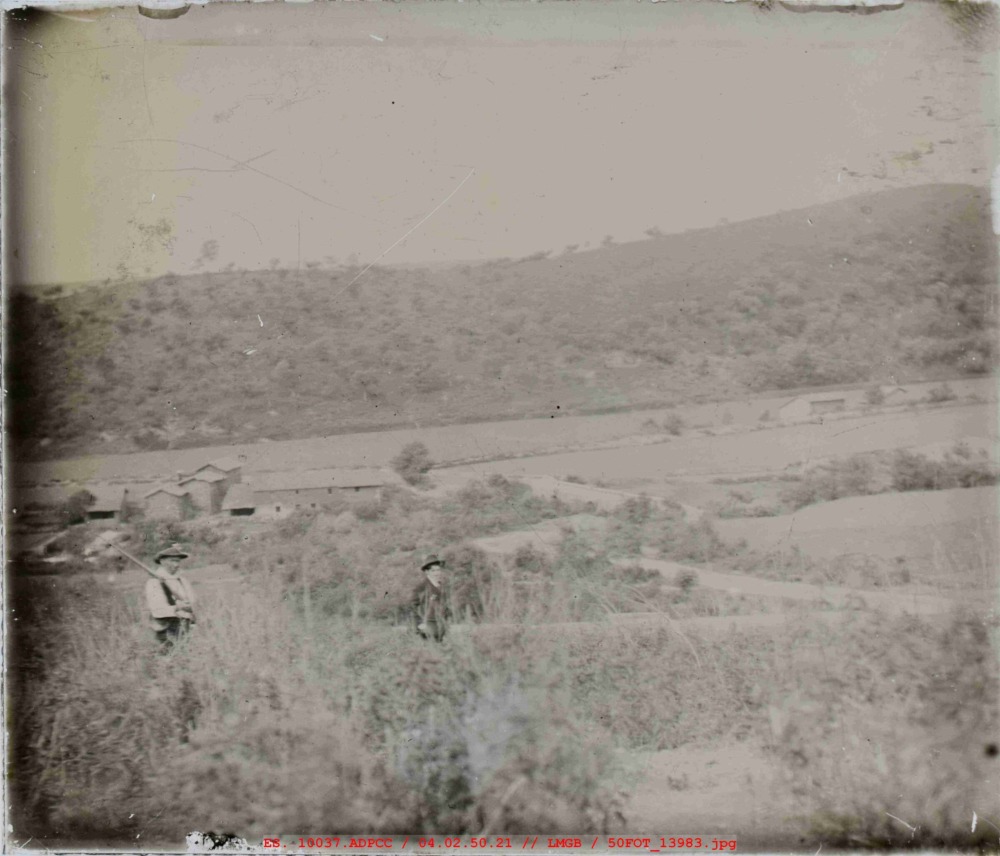 Paisaje campestre con un cazador