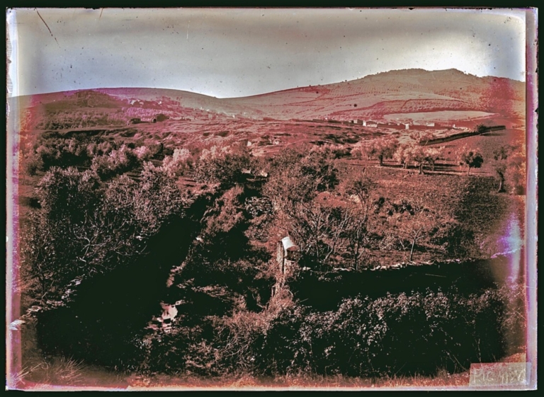 Paisaje con cruce de caminos y el pueblo al fondo (Aliseda