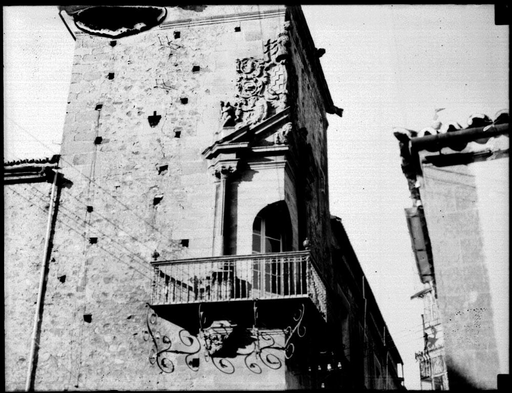 Palacio. Balcón de esquina