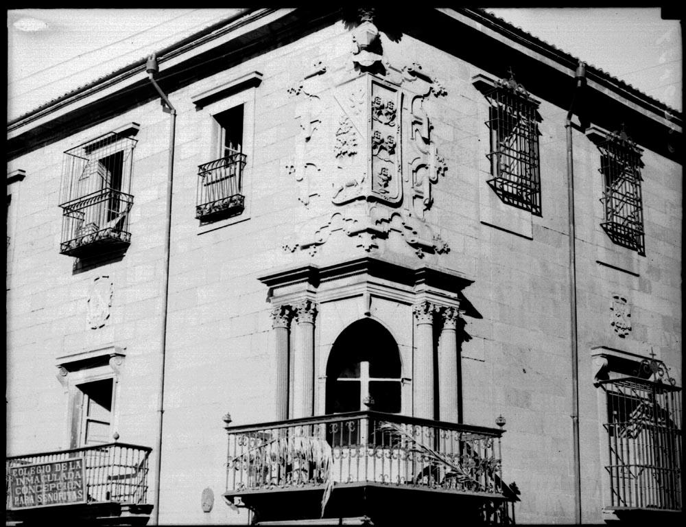 Palacio. Balcón en esquina