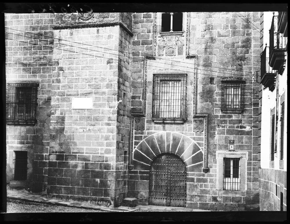 Palacio de los Golfines de Abajo. Detalle de la fachada