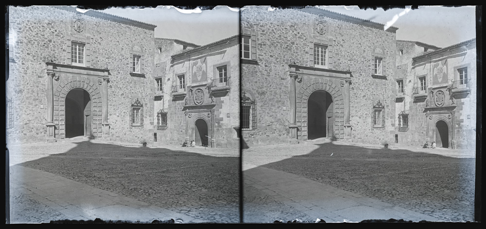 Palacio episcopal y casa de los Ovando en la plaza de Santa María