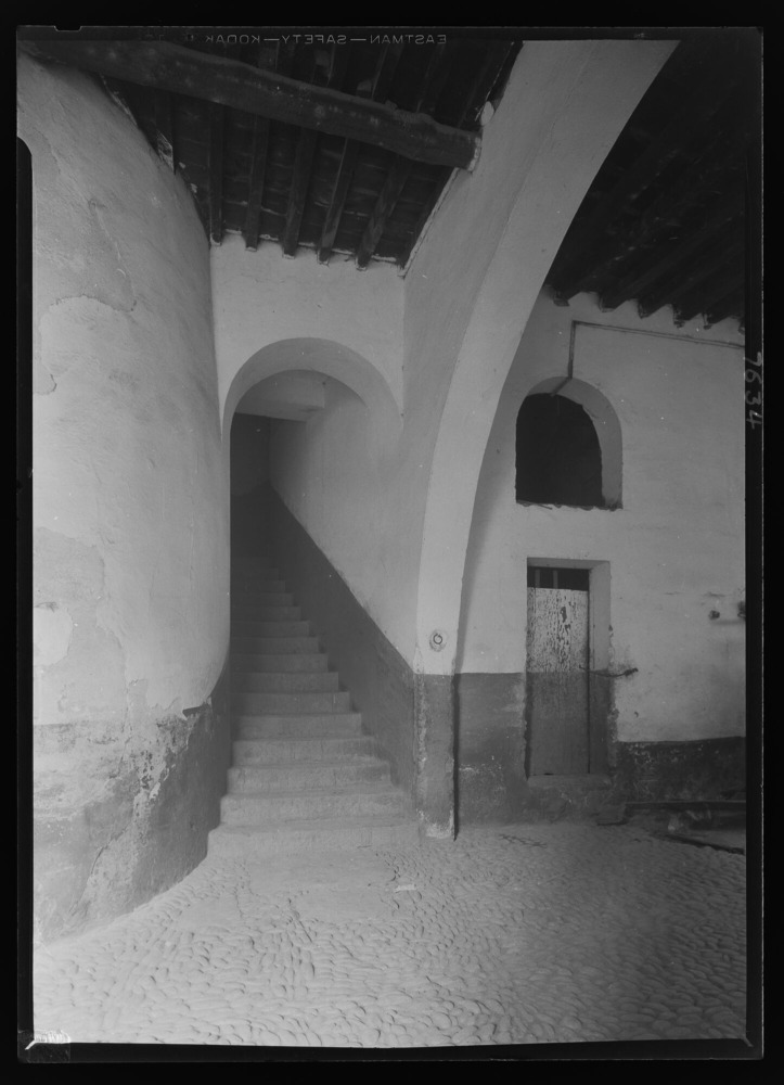 Parador de San Benigno: escalera a la cocina