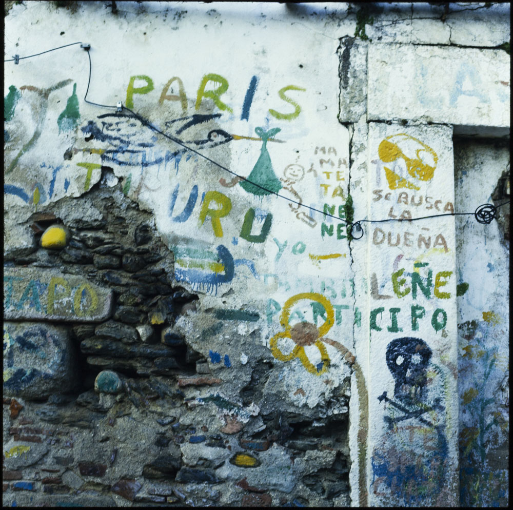 Pared con pintadas · Luis Agromayor