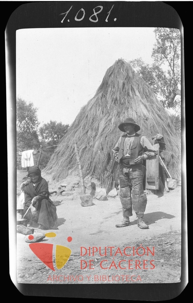 Pareja de campesinos junto a un chozo