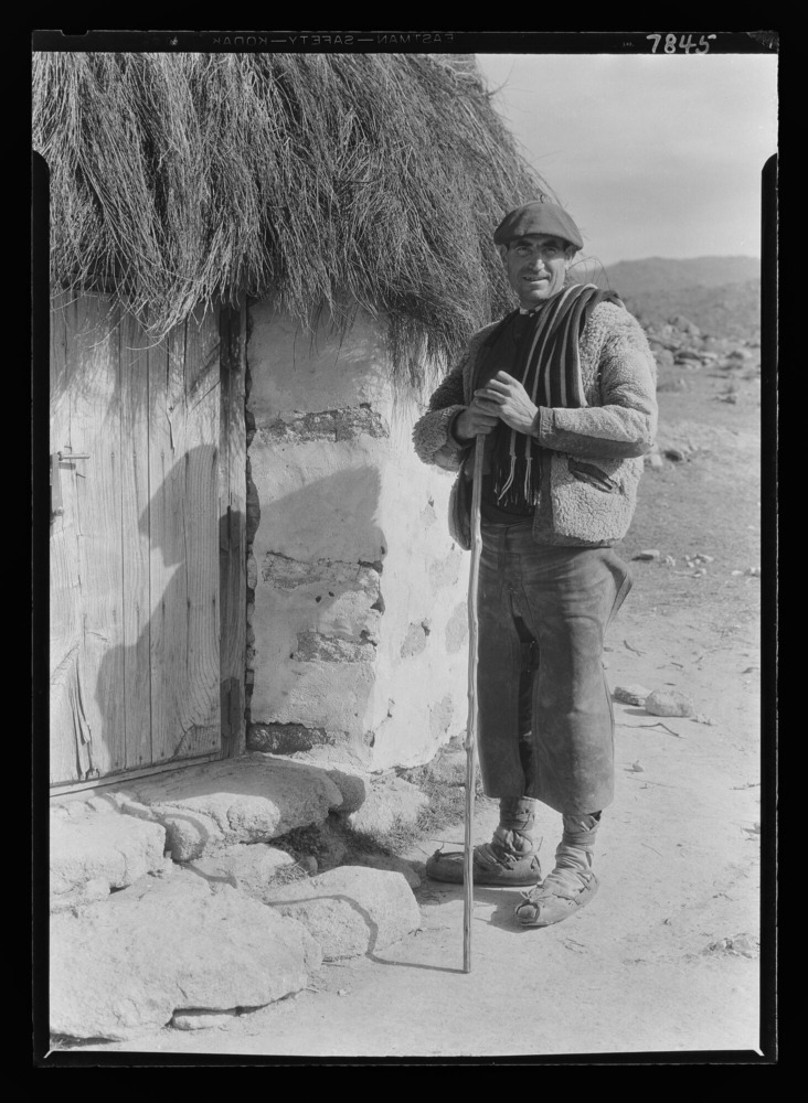 Pastor con zamarra blanca de piel de oveja