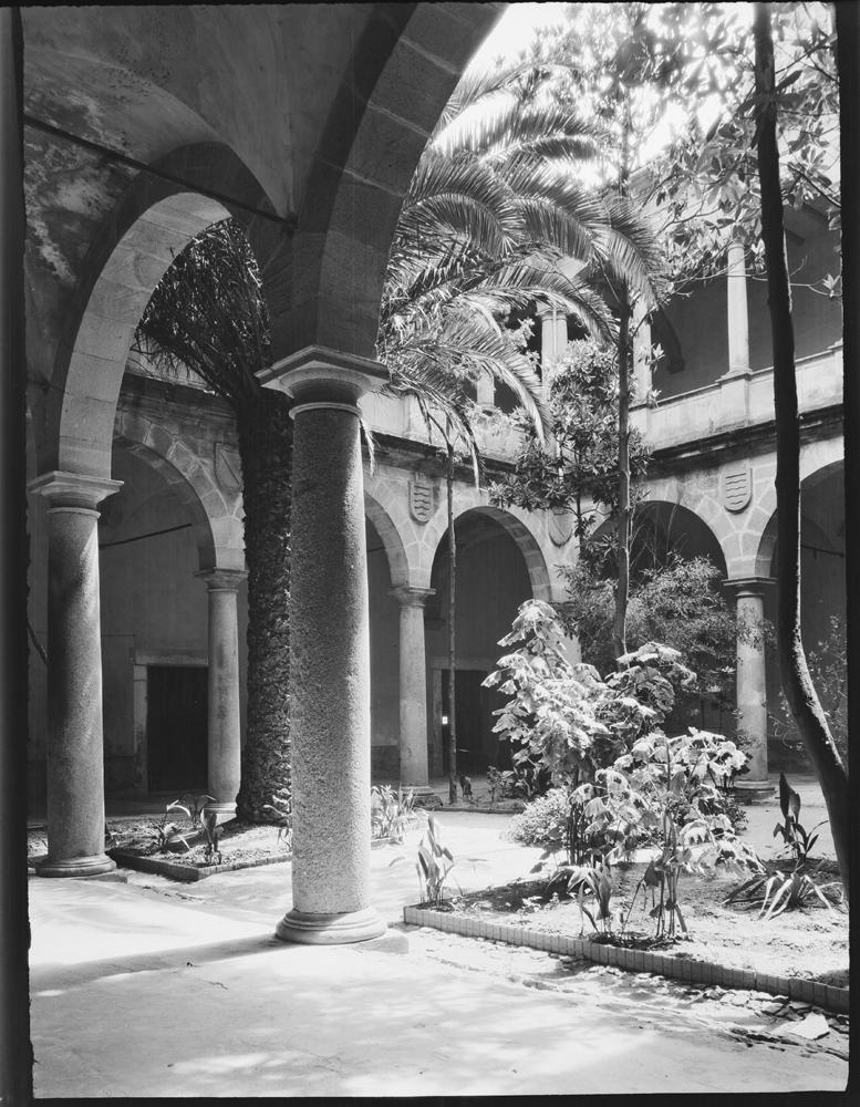 Patio con escudos entre los arcos sostenidos por columnas