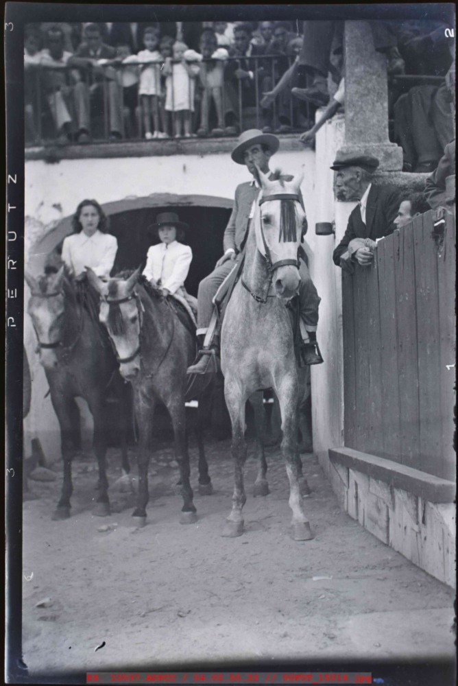 Personas a caballo en una plaza de toros