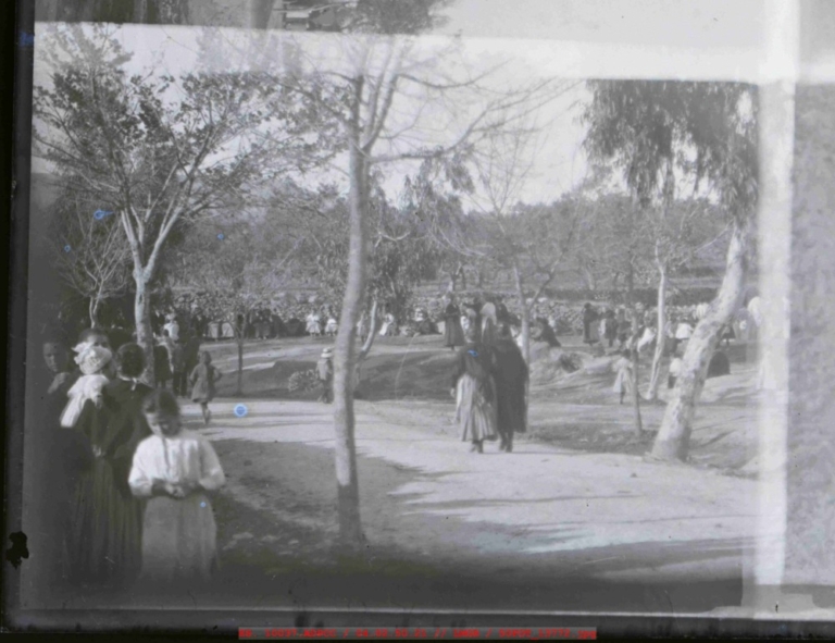Personas en los alrededores de la Ermita de la Virgen