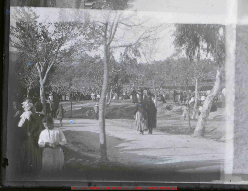 Personas en los alrededores de la Ermita de la Virgen