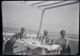 Personas en un restaurante de playa, 1950