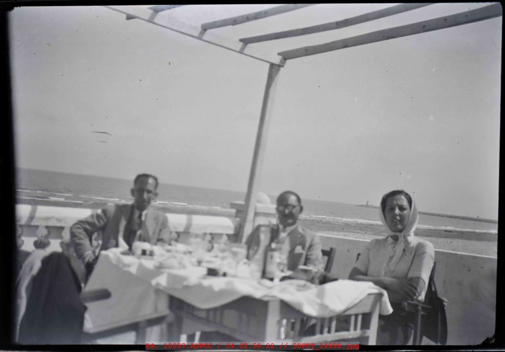 Personas en un restaurante de playa