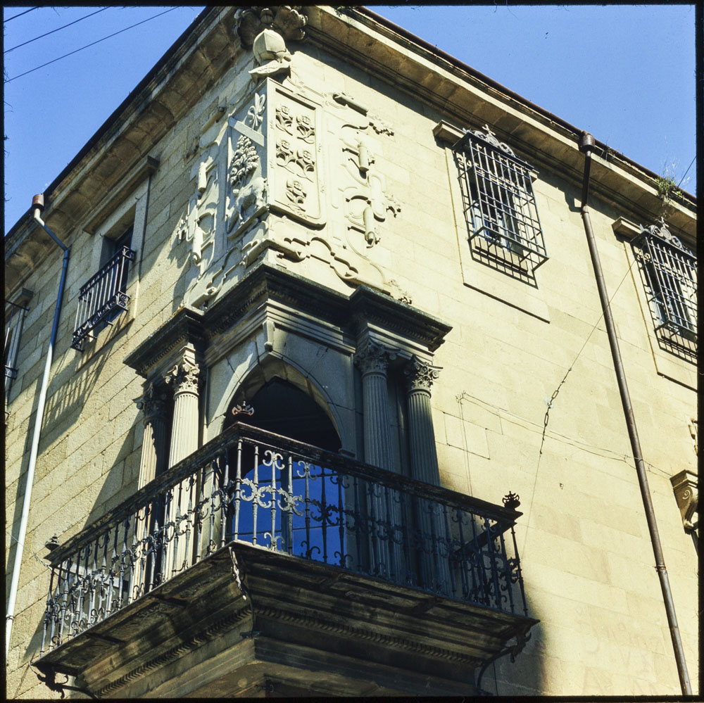 Plasencia. Balcón neoclásico en ángulo de la casa del Deán · Luis Agromayor