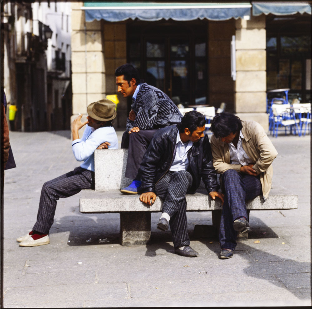 Plasencia. Gitanos en un banco de la plaza Mayor