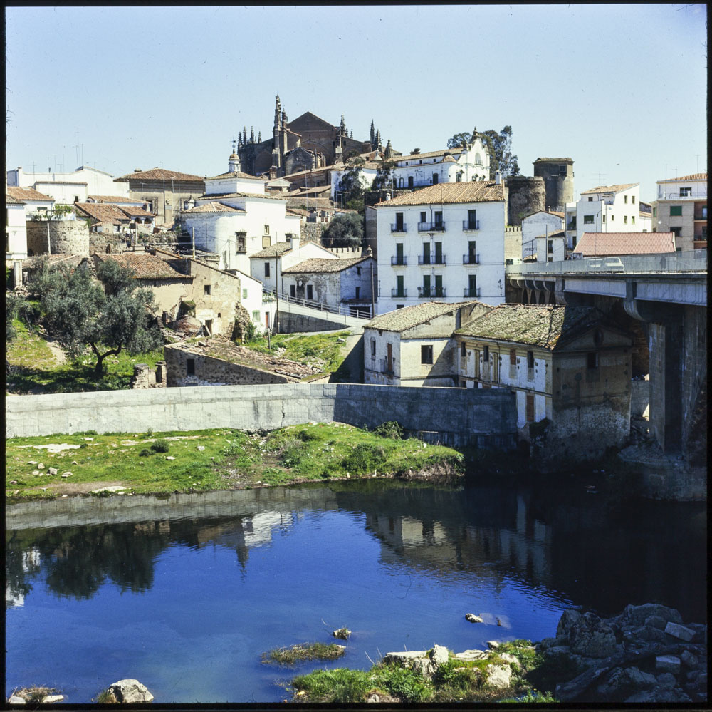 Plasencia. La ciudad antigua y la catedral se reflejan