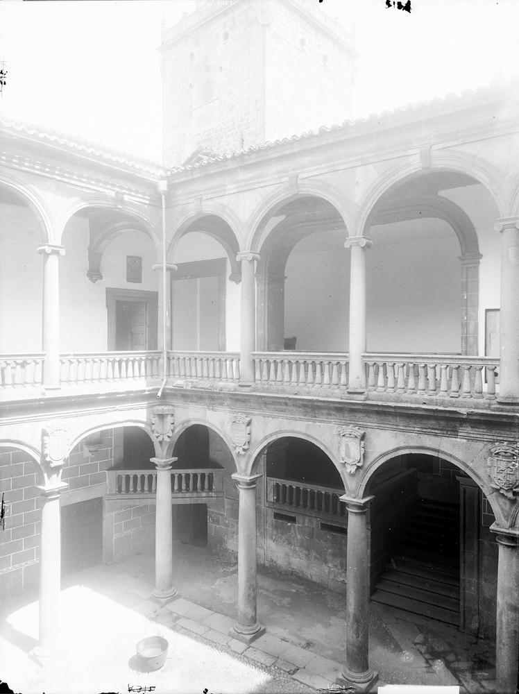 PLASENCIA- Palacio de Mirabel. Patio