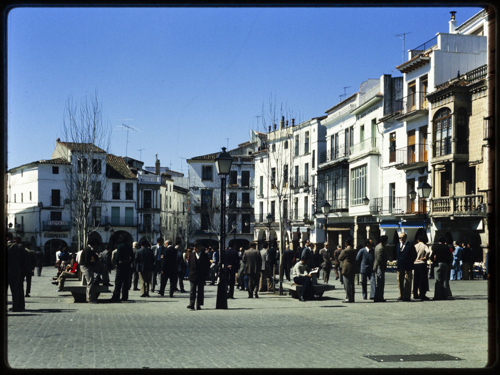 Plasencia. Plaza Mayor con grupos de hombres
