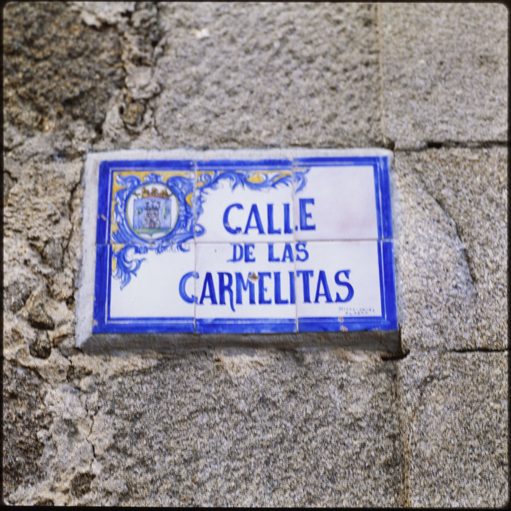 Plasencia. Rótulo en cerámica de una calle