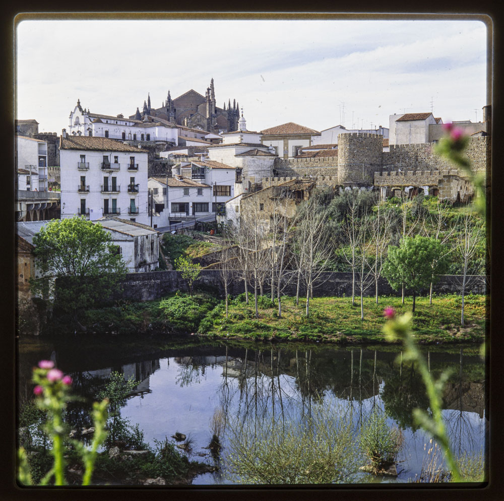 Plasencia. Vista de la ciudad con el río Jerte