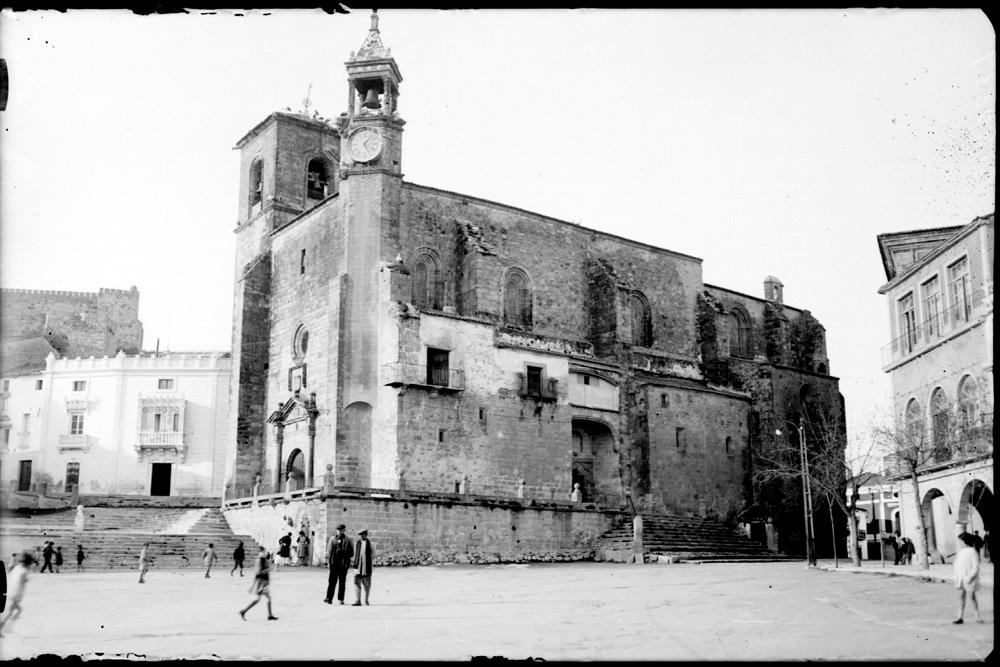 Plaza de la ciudad con la iglesia
