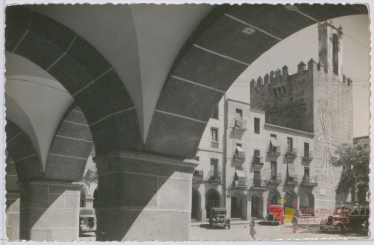 Plaza del General Mola. Soportales y torreón de Bujaco