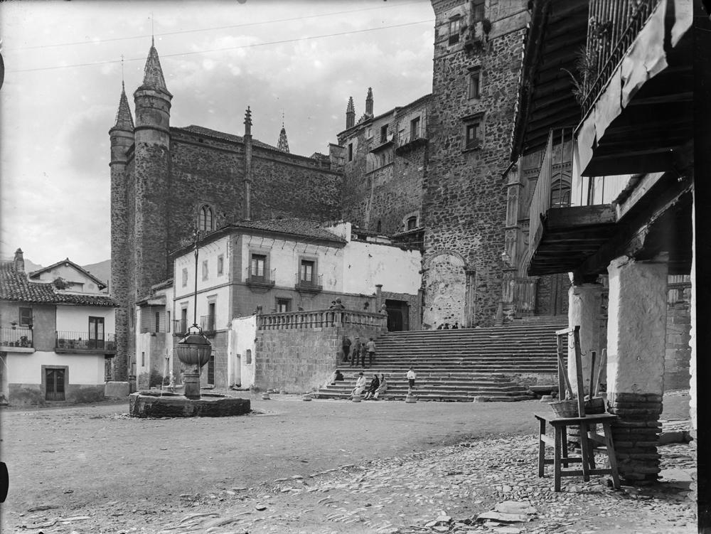 Plaza del monasterio de Guadalupe. Mujeres sentadas