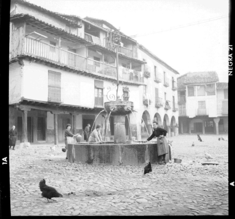 Plaza mayor con fuente