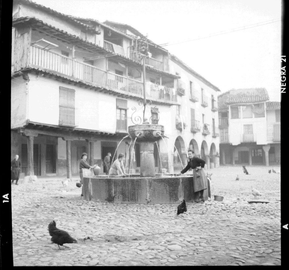 Plaza mayor con fuente