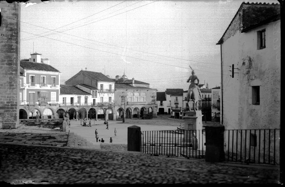 Plaza Mayor con la estatua de Pizarro