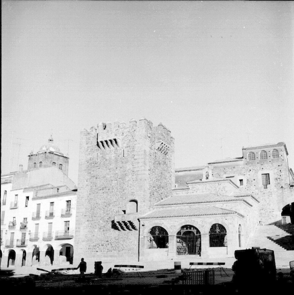 Plaza Mayor con Torre y la Ermita