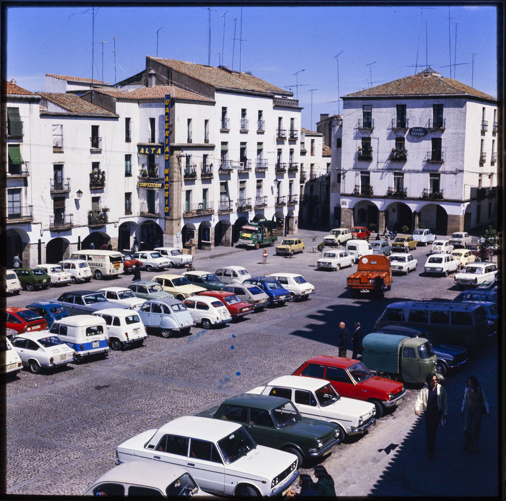 Plaza Mayor o plaza del general Mola llena de automóviles