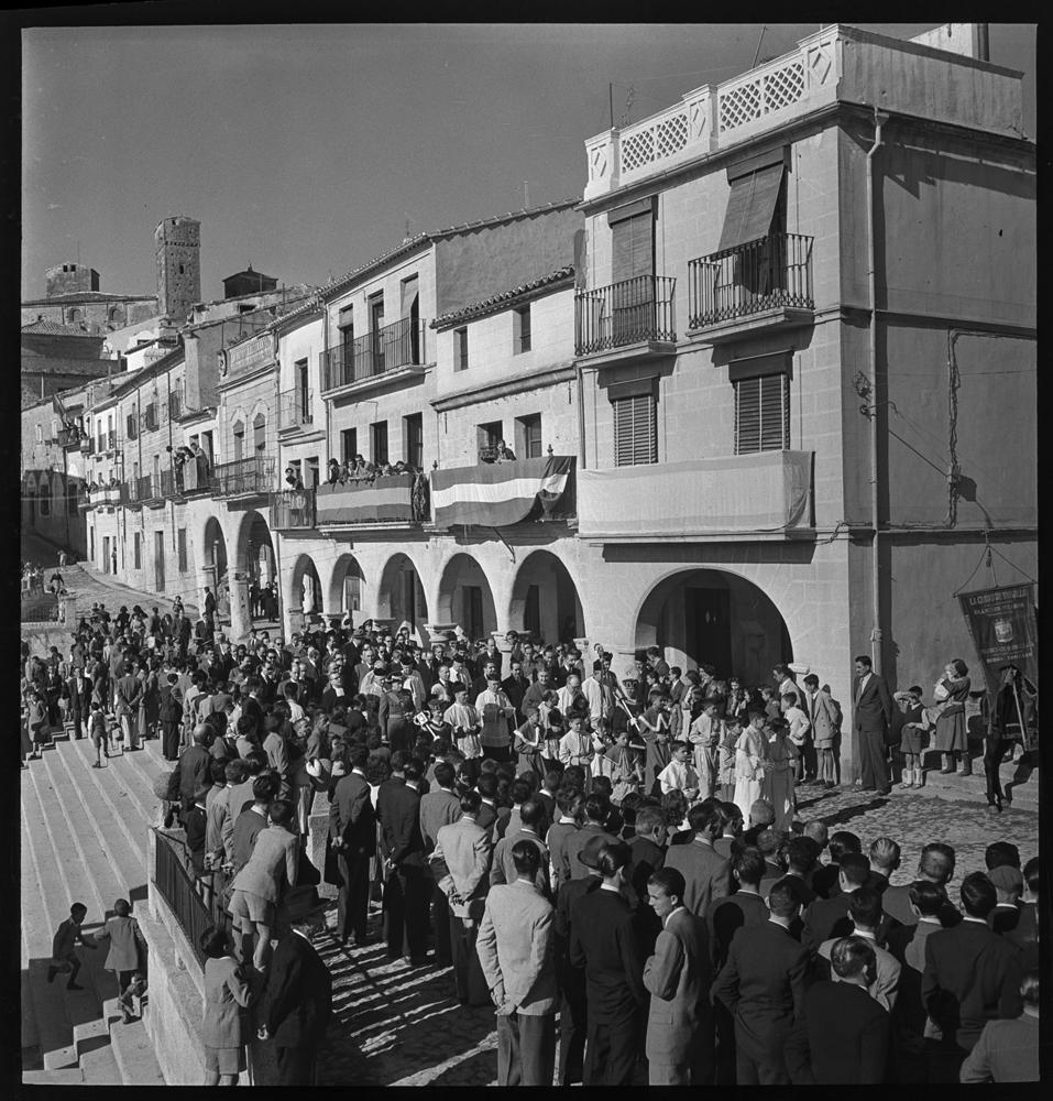 Plaza mayor porticada de Trujillo en fiestas · Juan Miguel Pando Barrero, 1951