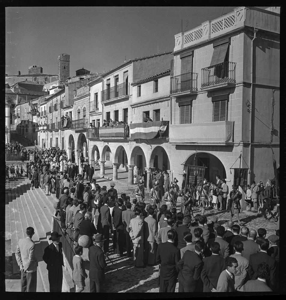 Plaza mayor porticada de Trujillo en fiestas · Juan Miguel Pando Barrero, 1951