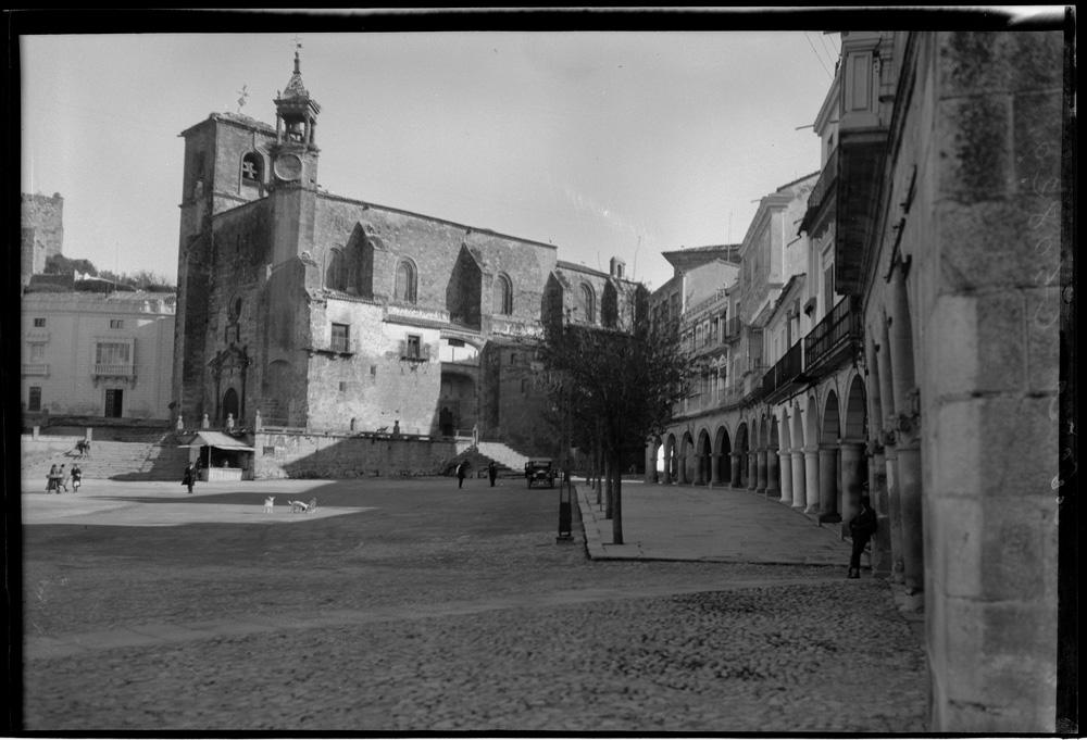 Plaza Mayor porticada y fachada de la Iglesia