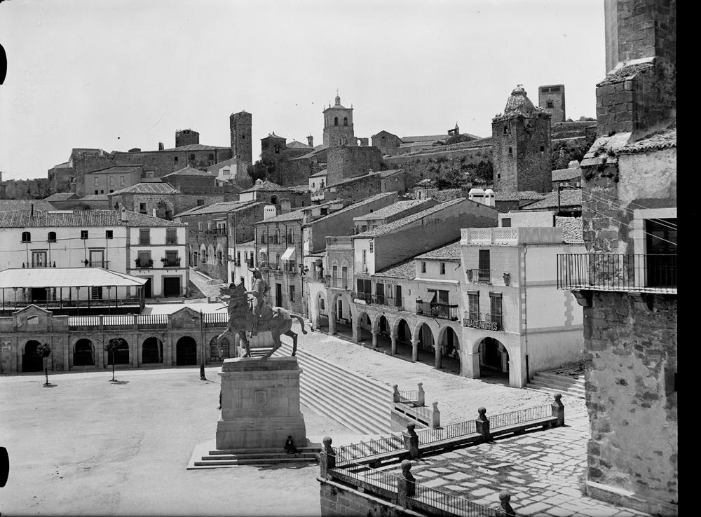 Plaza Mayor presidida por la estatua ecuestre de Pizarro