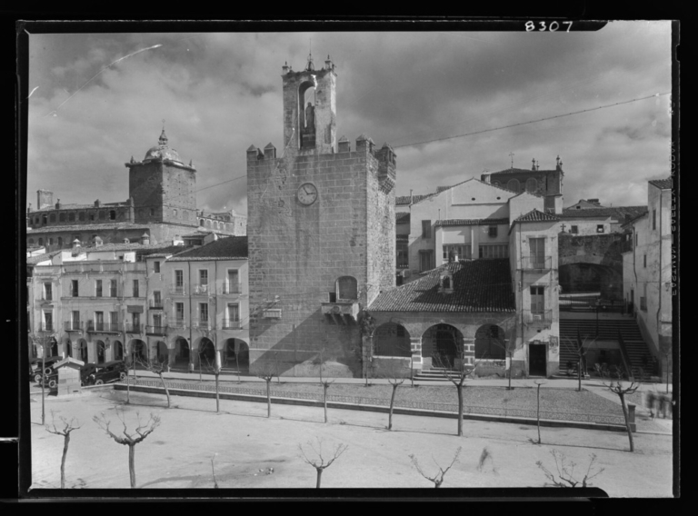 Plaza Mayor, Torre de Bujaco y Ermita de la Paz
