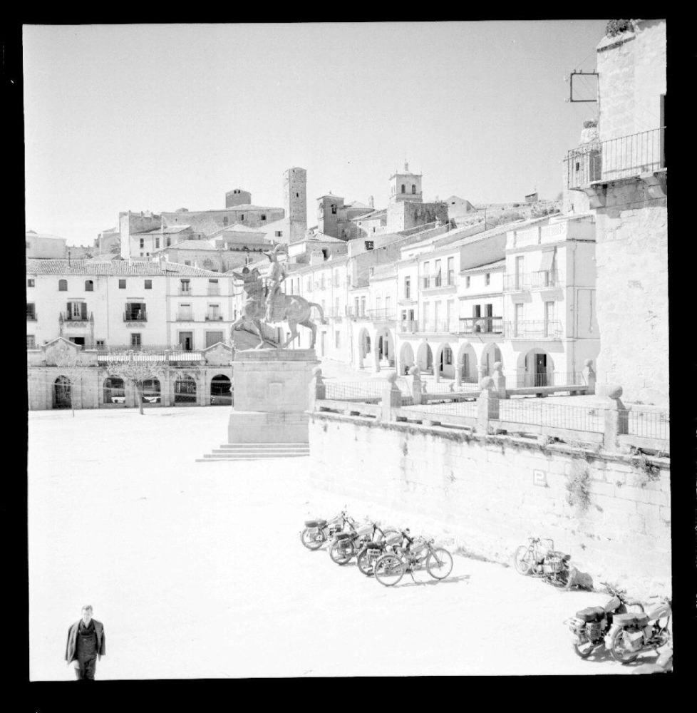 Plaza Mayor y monumento a Pizarro