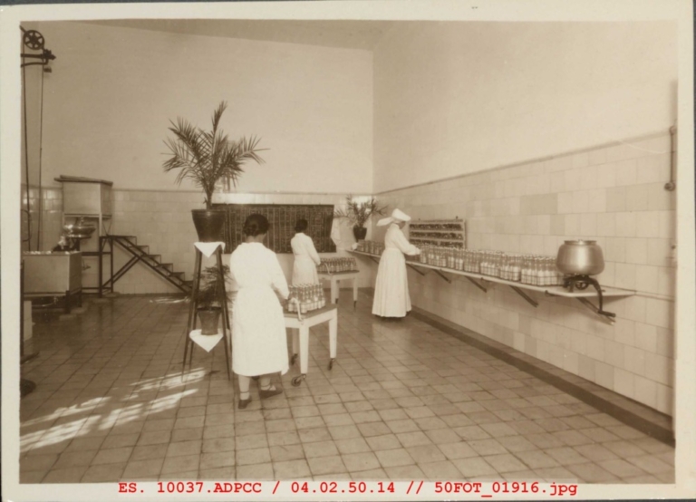 Preparación de leche en el Instituto de Maternología