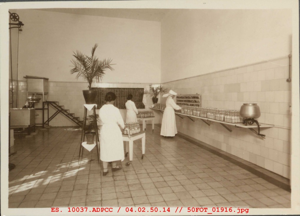 Preparación de leche en el Instituto de Maternología