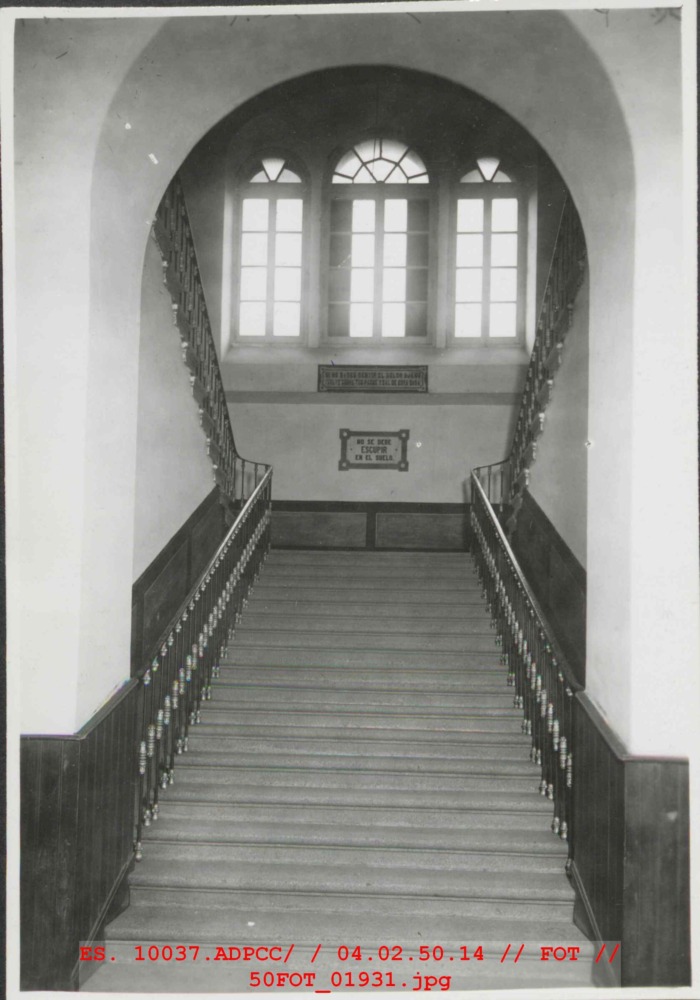 Primer tramo de escaleras del Hospital Provincial de Cáceres