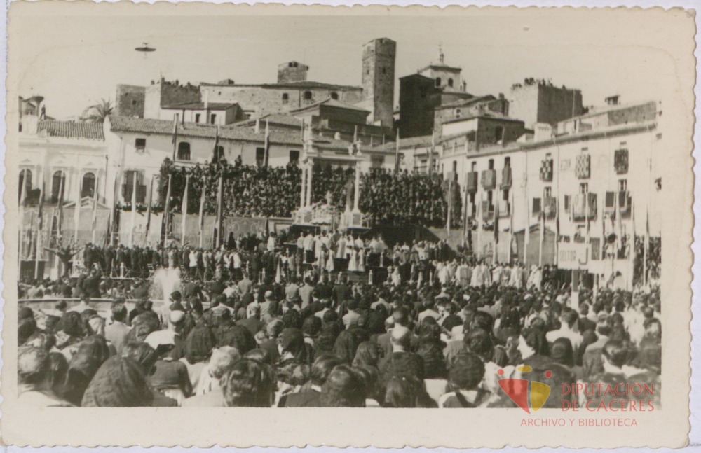 Procesión en la Plaza Mayor de Trujillo