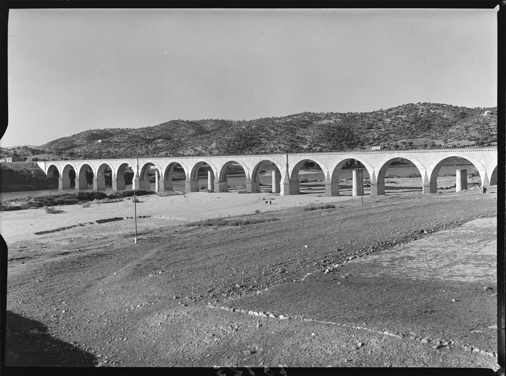 Puente con al menos quince ojos en arco de medio punto · Juan Miguel Pando Barrero, 1956