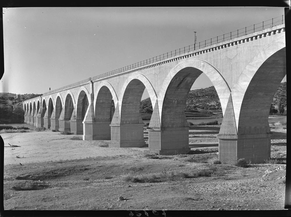 Puente con al menos quince ojos en arco de medio punto