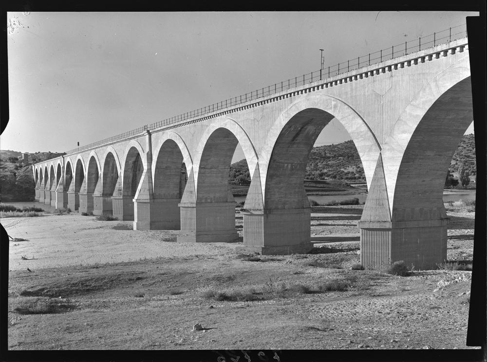 Puente con al menos quince ojos en arco de medio punto