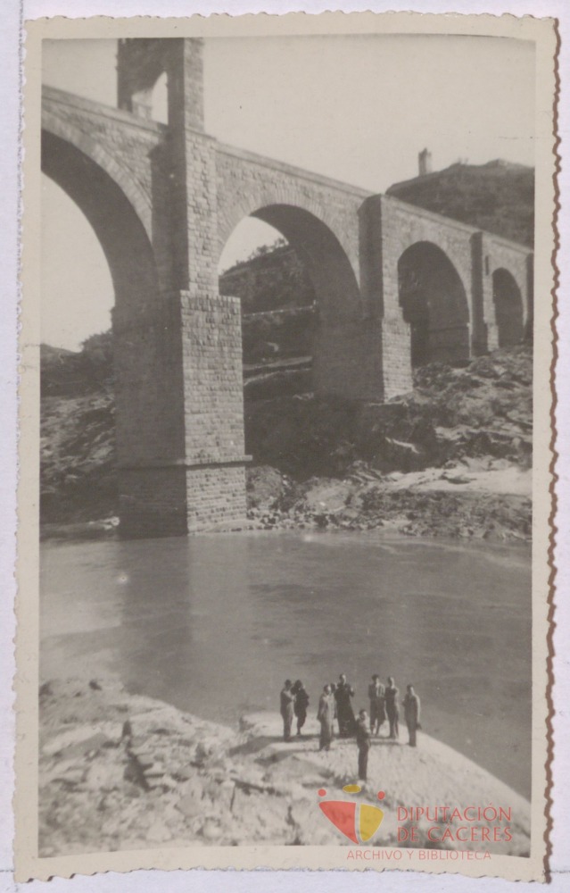 Puente de Alcántara y grupo de hombres