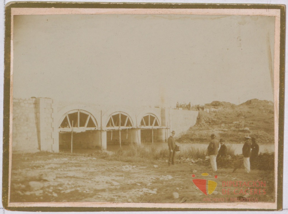 Puente en construcción sobre el río Magasca