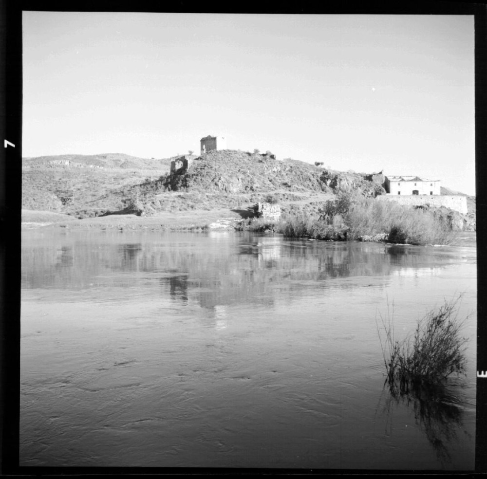 Puente romano. Ruinas puente y panorámica