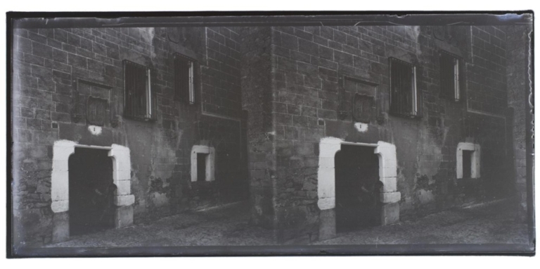 Puerta blasonada