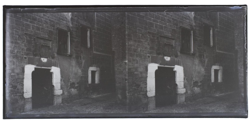 Puerta blasonada