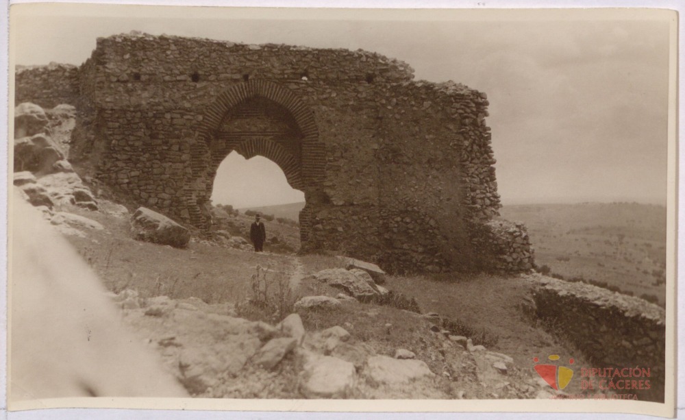 Puerta de entrada al castillo en ruinas de Portezuelo